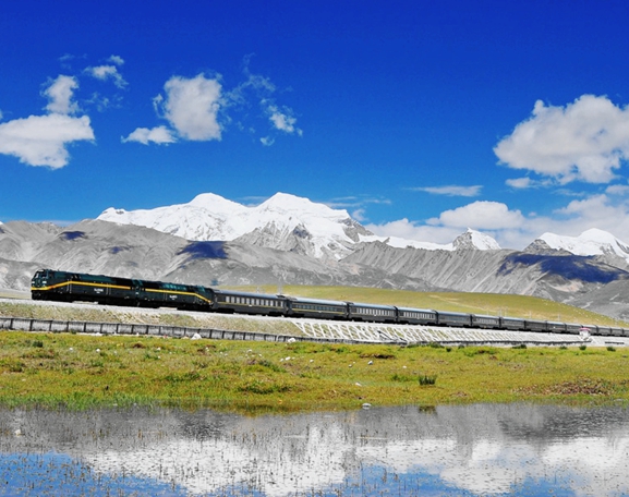青藏铁路与念青唐古拉山峰